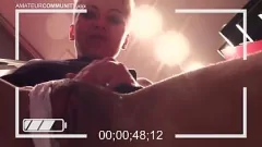 Abspielen Blonde MILF wird vor der Kamera mit ihrer Muschi vertraut
