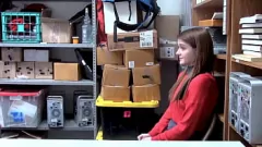 Afspelen Kleine tienerpornoster Rosalyn wordt wild tijdens een pijpbeurt op kantoor