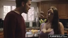 Redare Zeița cu țâțe mari Angela White într-o sesiune de dracu intensă