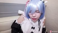 Jouer Séance de plaisir solo de la femme de ménage japonaise Miu Akino avec un gode sur un canapé