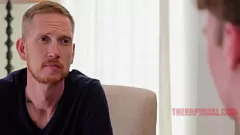 Reproduzir Terapeuta DILF faz experiências com a buceta de Twink em uma sessão de dramatização