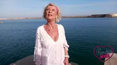 Jouer Eva, cougar blonde de 70 ans, adore les plans à trois avec de gros seins