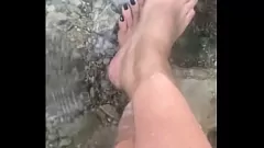 Jouer Fétisan des pieds humides et sexy Aish