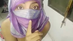 Reproduzir Hijab niqab milf fica travesso: masturbação solo para intenso orgasmo esguichado na webcam