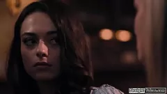 Reproduzir Milf e Petite Brunette em trio tabu