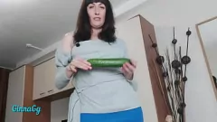 Brünette Milfs cremige Muschi leckt aus Gurkenfistierung und Spritzen