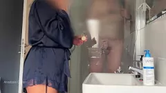 Abspielen Aufgerollt: Ehemann ruckt zu Stiefvernehmung in der Dusche