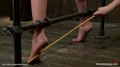 تشغيل Redhead Lesbian Play مع العلب وعبودية الهزاز