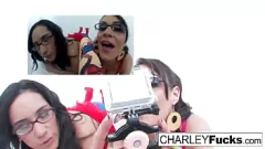 Reproduzir Morena lésbica pornstars Charley Chase & Friend fica selvagem com vibrador e sexo oral