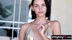 Redare Gagica brunetă subțire Lilit Ariel expune țâțe perfecte și păsărică ras în striptease solo