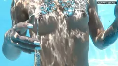 Jouer Pornostar ungherese Zazie Skymm Nudo Swim & Hot Outdoor Sex