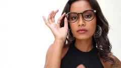 تشغيل Curvy Asian Putri Cinta تحصل على شقي ، تُظهر بوسها الصغير