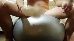 Jouer Masturbation Mayhem: Sexy Muscle Guy éjacule sur Balance Ball