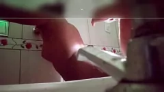 Reproducir ¿Esposa loca engañándome? La espío con una cámara oculta y la pillo en el acto
