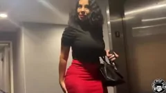 تشغيل لا يستطيع ليل دي مقاومة مؤخرة أستاذه السمينة وأثداءه الكبيرة، وهو يركب قضيبه مثل الملكة المارقة في عمل راعية البقر قرنية هذا