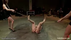 Redare Prințesa blondă busty, închisă într-o cușcă și bâjbâită de mai mulți bărbați într-o scenă de umilire publică hardcore