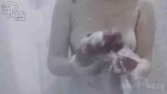 Odtwórz Amatorska dziewczyna rozbiera się i robi pranie w dziwnym, domowym filmie softcore