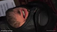 Oynat Sert Bir BDSM Hakimiyeti Sahnesinde Bağlı Bir Köleye Strapon ve Yapay Penis ile İşkence Eden İki Femdom