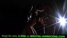 Reproducir Dos hombres se follan brutalmente a una chica en la noche