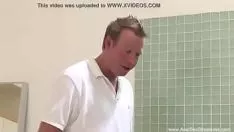 Con dos tipos en la ducha despu&eacute accent;s bukake