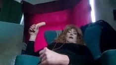 Redare Doamna manevrează în marele ei cauciuc sashay