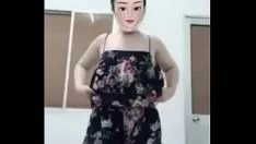 Afspelen Cô vy trong ph&osculpture;ng v&osculpture; n&uacute accent;m và hột 2hh