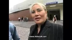 Afspelen Jonge kerel is een boezemachtige moeder