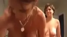 "كيف الجميع ما عدا فتاتين؟" (3 حول)