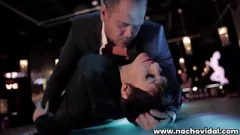 Jouer Nacho Vidal spinge Soraya Wells contro il palo di una spogliarellista, scatenando un orgasmo squirtante