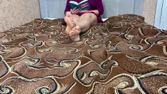 Reproduzir Morena MILF abre as pernas em shorts brancos e buceta raspada exposta na webcam