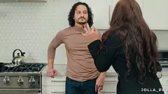 Redare Șefa unei MILF latine îi oferă unui angajat cu fundul mare o mare creștere (lucrare de mână)
