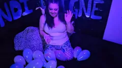Oynat Busty MILF Kandi Laigne'nin Açık Eğlenceyle Dolu Balon Fetişi